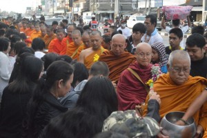 รูปภาพ : ทำบุญตักบาตรข้าวสารอาหารแห้ง 5 ธันวาคม 2559