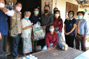รูปภาพ : มอบถุงยังชีพให้แก่ ผู้ประสบปัญหาทางสังคม ผู้ด้อยโอกาส ผู้พิการและผู้ยากไร้ในพื้นที่ของเทศบาลตำบลจอมแจ้ง