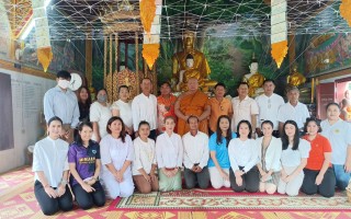 คณะผู้บริหาร ประธานสภา สมาชิกสภาเทศบาล ข้าราชการ และพนักงานเจ้าหน้าที่เทศบาลตำบลจอมแจ้ง ร่วมทำบุญตักบาตรวันพระในช่วงเทศกาลเข้าพรรษา ณ วัดแม่ขะจาน ตำบลขี้เหล็ก อำเภอแม่แตง จังหวัดเชียงใหม่