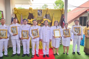 รูปภาพ : วันที่ 27 พฤษภาคม 2567 เวลา 10.00 น. เทศบาลตำบลจอมแจ้ง ได้ดำเนินการจัดพิธีรับพระราชทานพระบรมฉายาลักษณ์พระบาทสมเด็จพระเจ้าอยู่หัวที่ฉายกับสมเด็จพระนางเจ้าฯ พระบรมราชินี เพื่อเชิญไปประดิษฐาน ณ เทศบาลตำบลจอมแจ้ง โรงเรียนอนุบาลเทศบาลตำบลจอมแจ้ง ศูนย์พัฒนาเด็กเล็กเทศบาลตำบลจอมแจ้ง โรงเรียนร่ำเปิงวิทยา โรงเรียนวัดห้วยไร่ โรงเรียนเมฆขจรเชียงใหม่ และโรงเรียนผู้สูงอายุศาลาสร้างสุข เพื่อแสดงความจงรักภักดีและน้อมสำนึกในพระมหากรุณาธิคุณต่อสถาบันพระมหากษัตริย์ โดยมี นายยรรยง อุ่นใจ นายกเทศมนตรีตำบลจอมแจ้ง เป็นประธานในพิธี