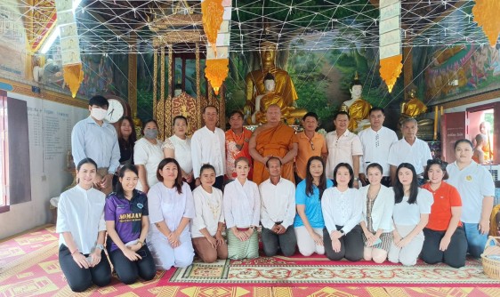 คณะผู้บริหาร ประธานสภา สมาชิกสภาเทศบาล ข้าราชการ และพนักงานเจ้าหน้าที่เทศบาลตำบลจอมแจ้ง ร่วมทำบุญตักบาตรวันพระในช่วงเทศกาลเข้าพรรษา ณ วัดแม่ขะจาน ตำบลขี้เหล็ก อำเภอแม่แตง จังหวัดเชียงใหม่